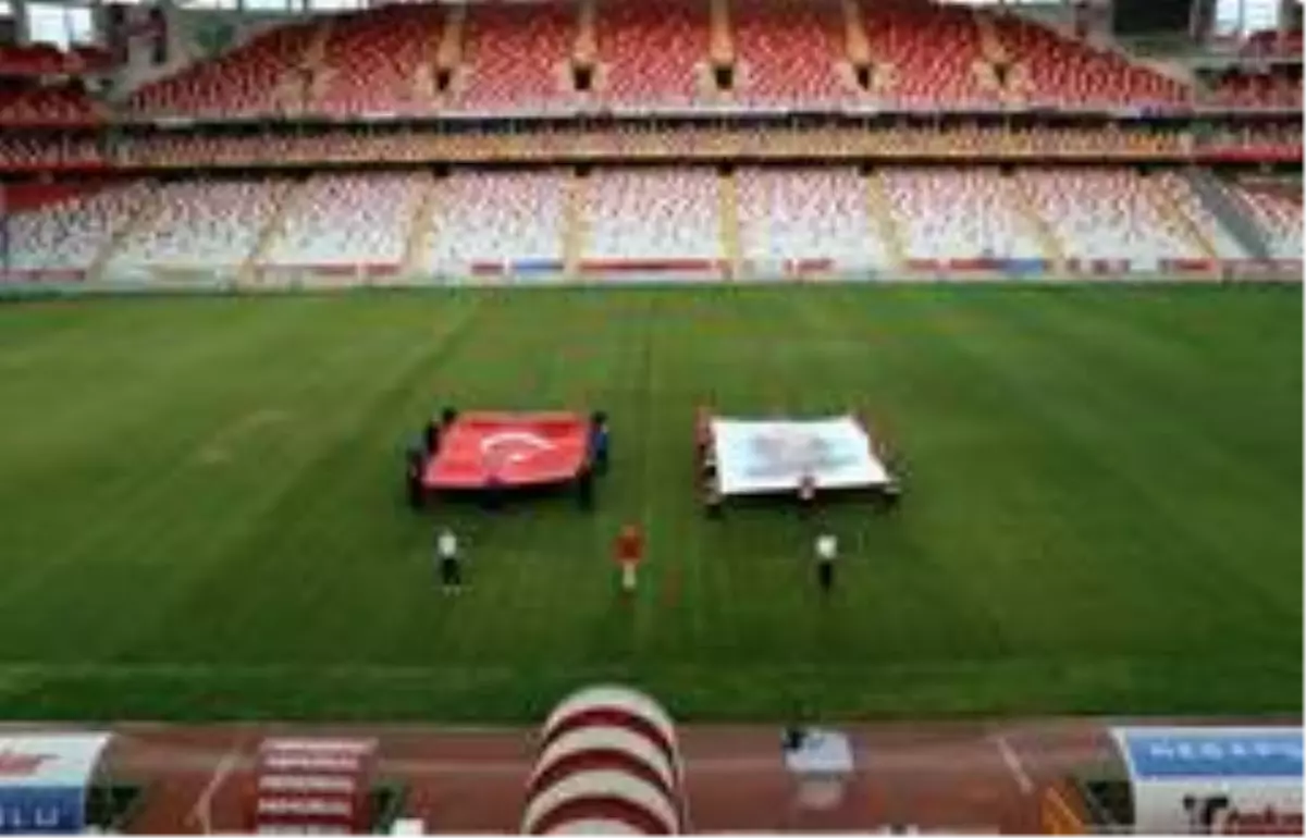 Antalya Stadyumu'ndan İstiklal Marşı yankılandı