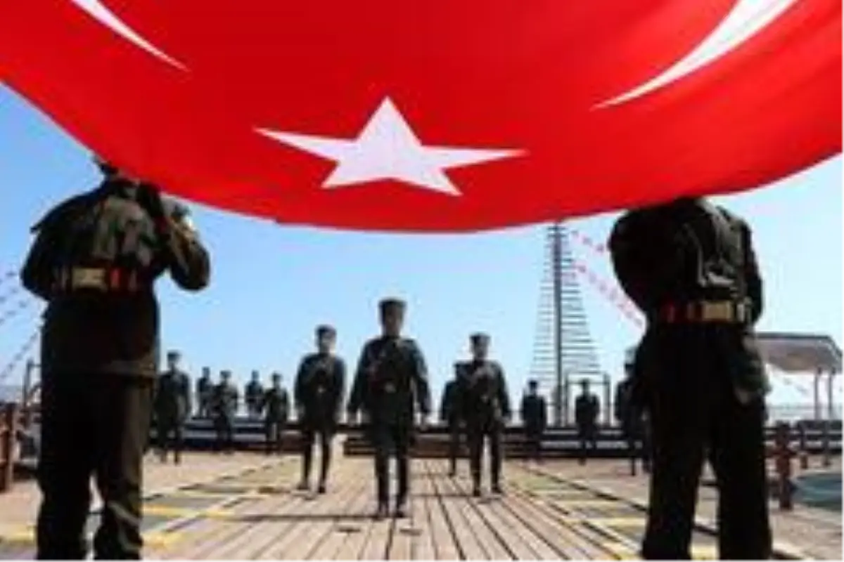 Atatürk'ü temsil eden bayrak karaya çıkarıldı