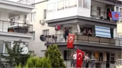 Ayvalık'ta 19 Mayıs coşkusu balkonlara taştı Ayvalık'ta 19 Mayıs coşkusu balkonlara taştı