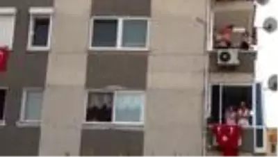Ayvalık’ta evde kalan vatandaşlara özel animasyon ve bando coşkusu