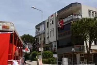 Ayvalık'ta evde kalan vatandaşlara özel animasyon ve bando coşkusu Ayvalık'ta evde kalan vatandaşlara özel animasyon ve bando coşkusu