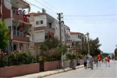 Ayvalık'ta evde kalan vatandaşlara özel animasyon ve bando coşkusu Ayvalık'ta evde kalan vatandaşlara özel animasyon ve bando coşkusu