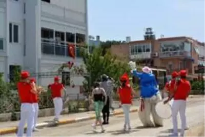 Ayvalık'ta evde kalan vatandaşlara özel animasyon ve bando coşkusu Ayvalık'ta evde kalan vatandaşlara özel animasyon ve bando coşkusu