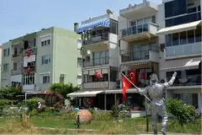 Ayvalık'ta evde kalan vatandaşlara özel animasyon ve bando coşkusu Ayvalık'ta evde kalan vatandaşlara özel animasyon ve bando coşkusu