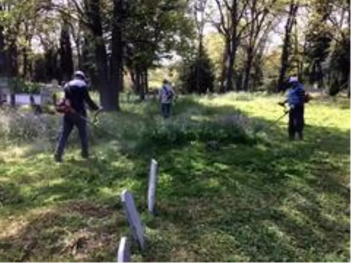Bayram öncesi mezarlıklar temizleniyor