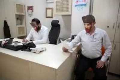 Belediye personeli vatandaşın karşısına Atatürk maskeleriyle çıktı Belediye personeli vatandaşın karşısına Atatürk maskeleriyle çıktı