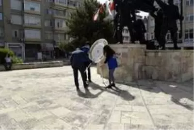 Burdur'da sosyal mesafeli Çelenk Sunma Töreni