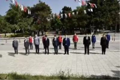 Burdur'da sosyal mesafeli Çelenk Sunma Töreni Burdur'da sosyal mesafeli Çelenk Sunma Töreni