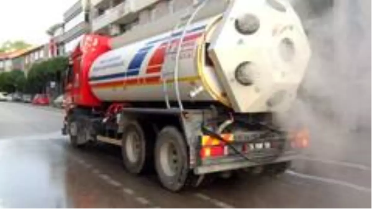 Cadde ve sokakları gül suyuyla yıkadılar