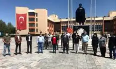 CHP, Atatürk anıtına çelenk bıraktı