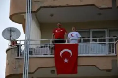Demirci'de vatandaşlar ay yıldızlı bayraklarıyla İstiklal Marşını okudu Demirci'de vatandaşlar ay yıldızlı bayraklarıyla İstiklal Marşını okudu
