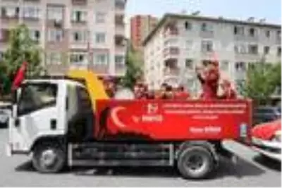 Eyüpsultan'da 19 Mayıs coşkusu balkonlarda yaşandı Eyüpsultan'da 19 Mayıs coşkusu balkonlarda yaşandı