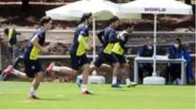 Fenerbahçe'de futbolcu, teknik heyet ve tesis çalışanlarına yapılan ikinci koronavirüs testleri negatif çıktı Fenerbahçe'de futbolcu, teknik heyet ve tesis çalışanlarına yapılan ikinci koronavirüs testleri negatif çıktı