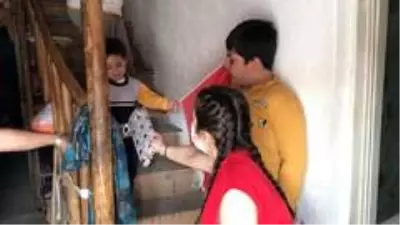 Genç Kızılay 19 Mayıs'ta kitap dağıttı