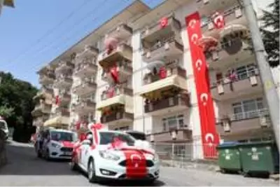 İzmit'te 19 Mayıs coşkusu balkonlara taştı