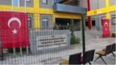 Karantina süreleri dolan 209 vatandaş ellerinde Türk bayrakları ile İstiklal Marşı okudu Karantina süreleri dolan 209 vatandaş ellerinde Türk bayrakları ile İstiklal Marşı okudu