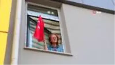 Karantina süreleri dolan 209 vatandaş ellerinde Türk bayrakları ile İstiklal Marşı okudu Karantina süreleri dolan 209 vatandaş ellerinde Türk bayrakları ile İstiklal Marşı okudu