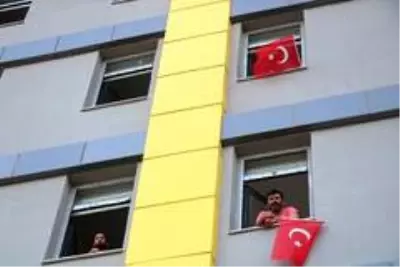 Karantina süreleri dolan 209 vatandaş iki coşkuyu bir arada yaşadı Karantina süreleri dolan 209 vatandaş iki coşkuyu bir arada yaşadı