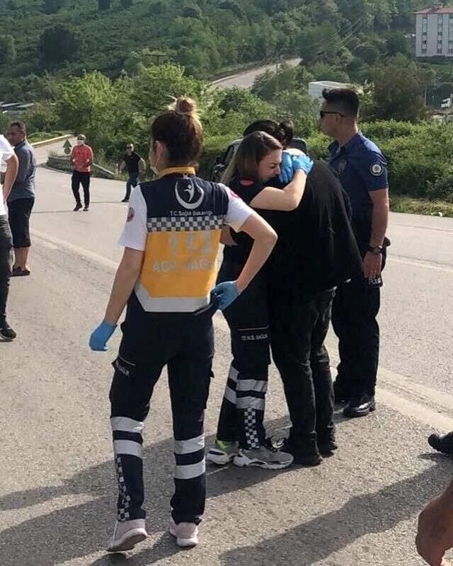 Kardeşinin kaza yaptığını gören sağlık personeli gözyaşlarına hakim olamadı Kardeşinin kaza yaptığını gören sağlık personeli gözyaşlarına hakim olamadı
