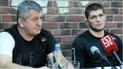 Khabib Nurmagomedov, koronavirüse yakalanan babasının durumunun kritik olduğunu söyledi Khabib Nurmagomedov, koronavirüse yakalanan babasının durumunun kritik olduğunu söyledi
