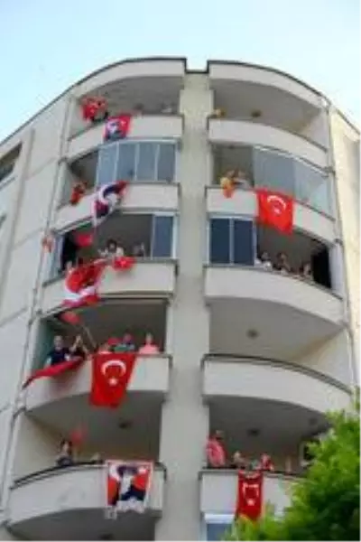 Nilüfer'de bayram sevinci balkonlara taştı Nilüfer'de bayram sevinci balkonlara taştı