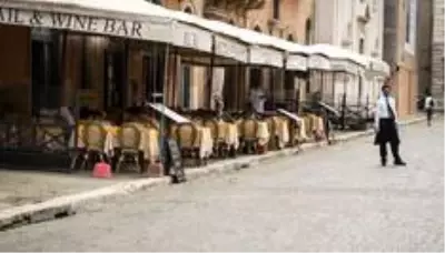 Roma'da koronavirüs karantinası sonrası 'yeni normal': Garsonlara özel hayatınızı açıklamak Roma'da koronavirüs karantinası sonrası 'yeni normal': Garsonlara özel hayatınızı açıklamak