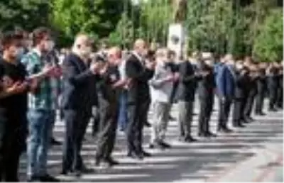 Şehit Yüzbaşı Çiftçi, son yolculuğuna uğurlandı (2) - Yeniden Şehit Yüzbaşı Çiftçi, son yolculuğuna uğurlandı (2) - Yeniden