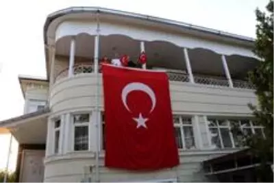 Siirt Valisi Atik konutunun balkonunda İstiklal Marşı okudu