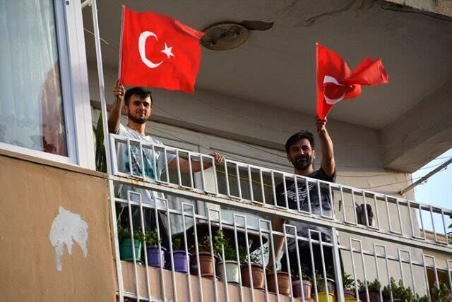 Son Dakika: Türkiye, 19 Mayıs'ı camlarda ve balkonlarda İstiklal Marşı okuyarak kutladı Son Dakika: Türkiye, 19 Mayıs'ı camlarda ve balkonlarda İstiklal Marşı okuyarak kutladı