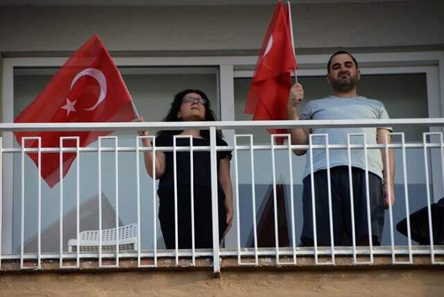 Son Dakika: Türkiye, 19 Mayıs'ı camlarda ve balkonlarda İstiklal Marşı okuyarak kutladı Son Dakika: Türkiye, 19 Mayıs'ı camlarda ve balkonlarda İstiklal Marşı okuyarak kutladı