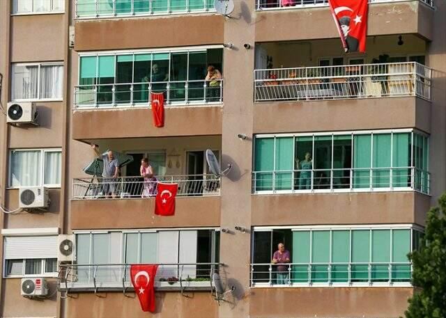 Son Dakika: Türkiye, 19 Mayıs'ı camlarda ve balkonlarda İstiklal Marşı okuyarak kutladı Son Dakika: Türkiye, 19 Mayıs'ı camlarda ve balkonlarda İstiklal Marşı okuyarak kutladı