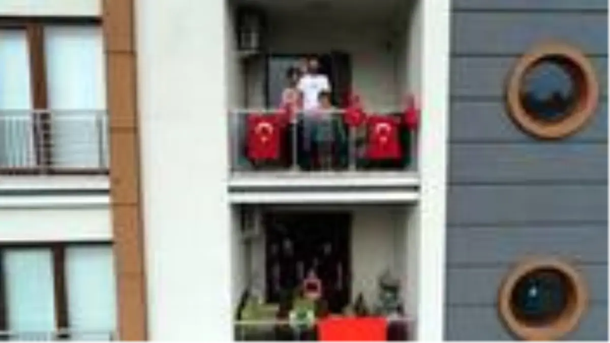 Son Dakika: Türkiye, 19 Mayıs'ı camlarda ve balkonlarda İstiklal Marşı okuyarak kutladı