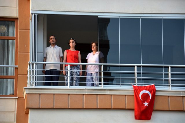 Son Dakika: Türkiye, 19 Mayıs'ı camlarda ve balkonlarda İstiklal Marşı okuyarak kutladı
