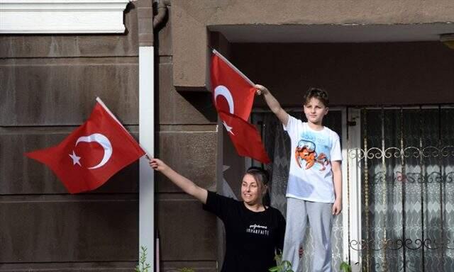 Son Dakika: Türkiye, 19 Mayıs'ı camlarda ve balkonlarda İstiklal Marşı okuyarak kutladı Son Dakika: Türkiye, 19 Mayıs'ı camlarda ve balkonlarda İstiklal Marşı okuyarak kutladı