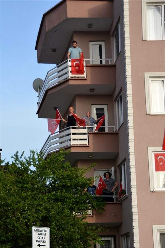 Son Dakika: Türkiye, 19 Mayıs'ı camlarda ve balkonlarda İstiklal Marşı okuyarak kutladı Son Dakika: Türkiye, 19 Mayıs'ı camlarda ve balkonlarda İstiklal Marşı okuyarak kutladı