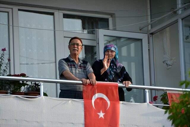 Son Dakika: Türkiye, 19 Mayıs'ı camlarda ve balkonlarda İstiklal Marşı okuyarak kutladı Son Dakika: Türkiye, 19 Mayıs'ı camlarda ve balkonlarda İstiklal Marşı okuyarak kutladı