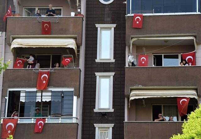 Son Dakika: Türkiye, 19 Mayıs'ı camlarda ve balkonlarda İstiklal Marşı okuyarak kutladı Son Dakika: Türkiye, 19 Mayıs'ı camlarda ve balkonlarda İstiklal Marşı okuyarak kutladı