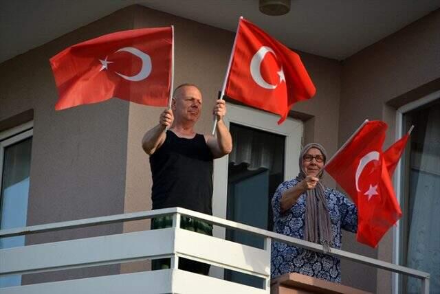 Son Dakika: Türkiye, 19 Mayıs'ı camlarda ve balkonlarda İstiklal Marşı okuyarak kutladı Son Dakika: Türkiye, 19 Mayıs'ı camlarda ve balkonlarda İstiklal Marşı okuyarak kutladı