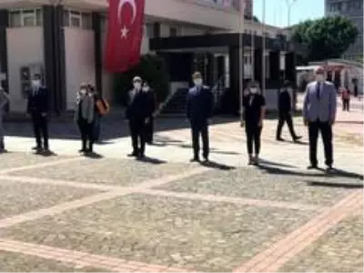 Sosyal mesafe kuralına uyup 19 Mayıs'ı kutladılar Sosyal mesafe kuralına uyup 19 Mayıs'ı kutladılar