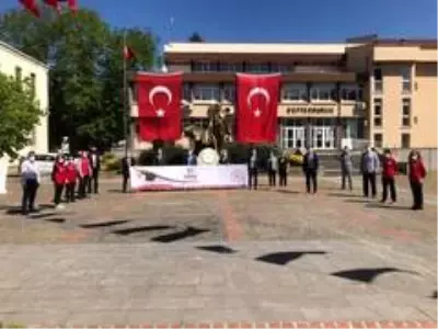Sosyal mesafe kuralına uyup 19 Mayıs'ı kutladılar Sosyal mesafe kuralına uyup 19 Mayıs'ı kutladılar
