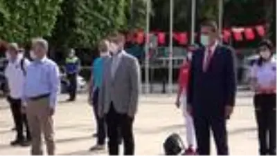 Sosyal mesafeli, maskeli 19 Mayıs kutlaması Sosyal mesafeli, maskeli 19 Mayıs kutlaması