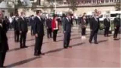 Taksim'de sosyal mesafeli 19 Mayıs töreni Taksim'de sosyal mesafeli 19 Mayıs töreni