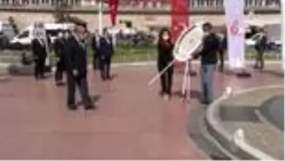Taksim'de sosyal mesafeli 19 Mayıs töreni Taksim'de sosyal mesafeli 19 Mayıs töreni