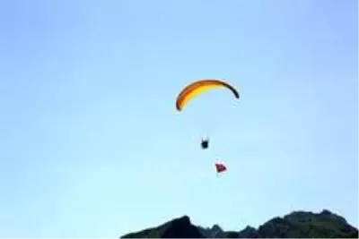 Tunceli'de Yamaç Paraşütlü bayram kutlaması
