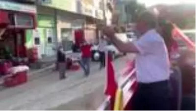 Tunceli Valisi Sonel, 19.19'da balkonlardaki vatandaşlar ve milli sporcular ile İstiklal Marşı'nı okudu Tunceli Valisi Sonel, 19.19'da balkonlardaki vatandaşlar ve milli sporcular ile İstiklal Marşı'nı okudu