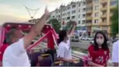 Tunceli Valisi Sonel, 19.19'da balkonlardaki vatandaşlar ve milli sporcular ile İstiklal Marşı'nı okudu Tunceli Valisi Sonel, 19.19'da balkonlardaki vatandaşlar ve milli sporcular ile İstiklal Marşı'nı okudu
