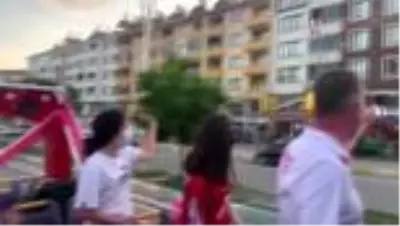 Tunceli Valisi Sonel, 19.19'da balkonlardaki vatandaşlar ve milli sporcular ile İstiklal Marşı'nı okudu Tunceli Valisi Sonel, 19.19'da balkonlardaki vatandaşlar ve milli sporcular ile İstiklal Marşı'nı okudu