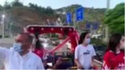 Tunceli Valisi Sonel, 19.19'da balkonlardaki vatandaşlar ve milli sporcular ile İstiklal Marşı'nı okudu Tunceli Valisi Sonel, 19.19'da balkonlardaki vatandaşlar ve milli sporcular ile İstiklal Marşı'nı okudu