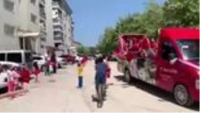 Tunceli Valisi Sonel, mahalle mahalle gezerek çocuk ve gençlere bayrak dağıttı