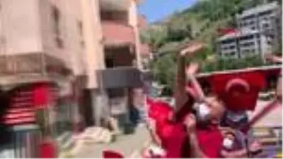 Tunceli Valisi Sonel, tur aracıyla gençlerin bayramını kutladı